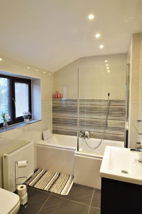 Mikes At Menai - Stylish & Spacious 3 Bed House In Menai Bridge. Extérieur photo